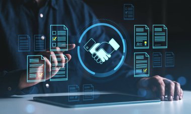 İşadamı dijital tokalaşma simgesi ve elektronik belge arayüzü ile bir tablet, fütüristik stil, karanlık arkaplan, dijital sözleşme kavramı üzerinden etkileşim halinde