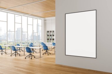 Temiz duvarda boş bir poster parlak modern ofis içinde ahşap zemin, mavi sandalyeler, büyük pencereler ve şehir manzaralı. Afiş modeli kavramı. 3B Hazırlama
