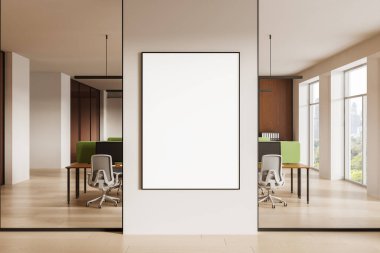 Modern ofis içinde, tahta döşemeleri, cam bölmeleri ve çalışma istasyonları olan temiz bir duvarda dikey boş poster modeli. 3B Hazırlama