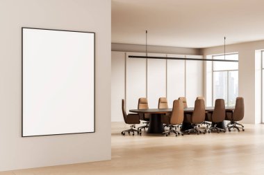 Modern ofis içinin temiz duvarında, kahverengi sandalyeli ve büyük pencereli şık toplantı odasının yanında boş çerçeveli poster modeli. 3B Hazırlama