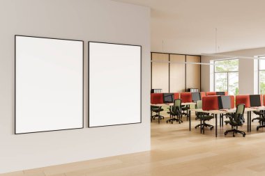 Kırmızı masa ayırıcıları, ahşap zemin ve büyük pencerelerin yer aldığı çağdaş bir ofis içindeki beyaz bir duvarda iki boş poster modeli. 3B Hazırlama