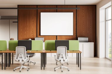 Boş poster modeli ahşap duvarda, temiz ofis içi, yeşil ekranlar ve masalar, ışık arkaplan, reklam veya ürün görüntüleme konsepti, 3D görüntüleme