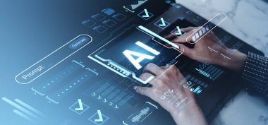 Mavi arka planda fütüristik arayüz örtüsü, dijital grafikler, istemler ve yapay zeka gelişimini temsil eden yapay zeka kavramını içeren eller klavyede yazıyor.