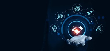 Karanlık arka planda modern grafik tarzında iş simgeleriyle çevrili dijital bir el sıkışma ikonu, ortaklık kavramını temsil ediyor.