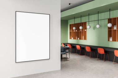 Çağdaş iç kısımda temiz beyaz duvara yeşil tonlar, kırmızı sandalyeler ve ahşap raflarla boş poster modeli. Tasarım düzeni kavramı. 3B Hazırlama
