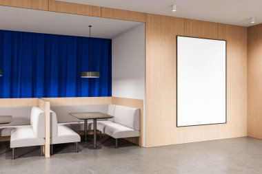 Ahşap duvarda çerçevelenmiş boş bir poster, minimum kafe içinde kabin oturma, mavi perde arka planı, temiz kopyalanmış alan şablonu. 3B Hazırlama