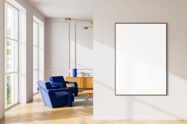 Mavi koltukları, ahşap mobilyaları ve büyük pencereleri olan parlak, modern bir iç mekanda temiz beyaz bir duvara asılı boş bir poster modeli. 3B Hazırlama