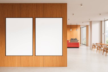 Modern bir iç mekanda, temiz ışık arkaplanı, minimalist mobilya ve yerleşim konsepti olan iki boş poster modeli. 3B Hazırlama