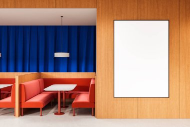 Kırmızı kabinli modern restoran sahnesi, tahta duvarda boş dikey poster, mavi perde arkaplanı, temiz tasarım sunumu konsepti. 3B Hazırlama