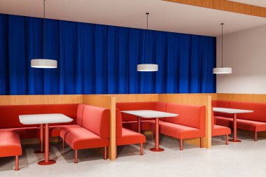 Kırmızı döşeme kabinleri, hafif ahşap bölmeleri, mavi perde arkaplanı ve kolye ışıklarıyla çağdaş restoran içi. 3B Hazırlama