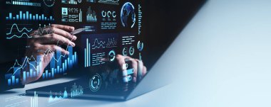 Koyu bir zemin, analitik ve teknoloji kavramı üzerinde veri grafikleriyle dolu fütürist dijital gösterge paneliyle etkileşime giren bir kişinin elleri