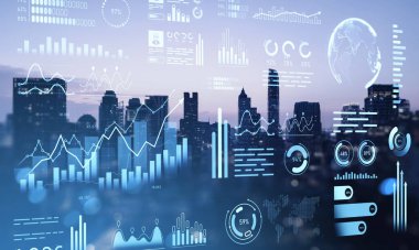 Günbatımında modern bir şehrin ufuk çizgisini kaplayan dijital iş analizi grafikleri ve finansal grafikleri veri analizi ve teknolojiyi temsil etmektedir.