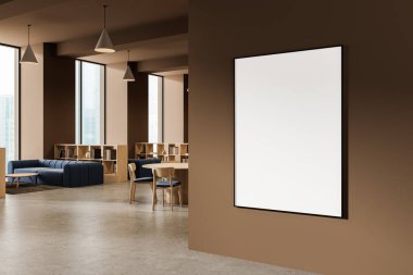 Çağdaş ofis içinde, içi ahşap mobilyalar, yumuşak ışıklandırma ve şehir manzaralı pencerelerle dolu kahverengi duvarda boş poster modeli. 3B Hazırlama