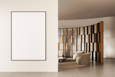 Modern iç mekanda beyaz duvara geniş boş bir poster çerçevesi, eğri ahşap raf, yumuşak sandalyeler ve arka planda nötr tonlar. 3B Hazırlama