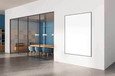 Modern ofis içinde beyaz duvarda boş poster modeli var. Cam toplantı odası, ahşap masa ve mavi sandalyeler. 3B Hazırlama