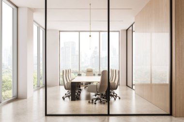 Çağdaş konferans odasının içinde bej sandalyeler, ahşap aksanlar, cam duvarlar ve şehir manzaralı arka plan. Modern çalışma alanı kavramı. 3B Hazırlama