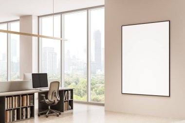 Geniş ofis içi, bej bir duvarda büyük bir boş poster modeli, modern mobilyalar ve büyük cam pencerelerden şehir manzarası. 3B Hazırlama