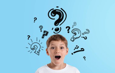 Elle çizilmiş soru işaretlerinin altında şaşırmış yüz ifadesi olan meraklı çocuk, mavi arka planda çizgi film stili, öğrenme ve hayal gücü kavramı