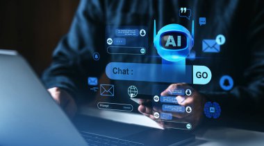 Parlayan mavi dijital simgelerle yapay zeka sohbet robotu arayüzü kullanan adam, koyu bulanık teknoloji arka planında fütüristik stil, akıllı dijital iletişim kavramı