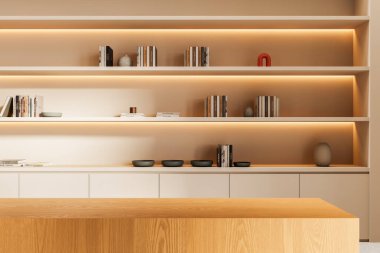 Boş ahşap tezgahlı modern iç mekan, kitaplarla ve dekorlarla dolu aydınlık raflar, sıcak ışıklandırma, ürün gösterimi veya maketi konsepti. 3B Hazırlama
