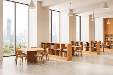 Geniş kütüphane içi ahşap masalar, kitaplıklar ve minimalist tarzda sandalyeler, geniş pencereler, şehir manzaralı arka plan. Modern tasarım kavramı. 3B Hazırlama
