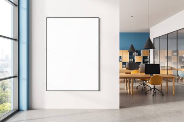 Modern ofis içinde beyaz duvara asılmış boş poster modeli, sarı sandalyeler ve tahta masalar, cam bölme ve şehir manzaralı. 3B Hazırlama