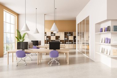 Hafif ahşap mobilyalar, mor sandalyeler ve kolye ışıklarıyla çağdaş ofis içi, geniş pencereleri ve rafları olan parlak bir açık alan. 3B Hazırlama