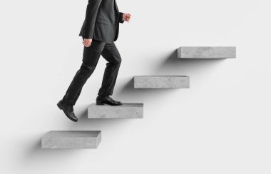 Resmi takım elbiseli iş adamı yüzen beton basamaklara tırmanıyor, beyaz arka planda minimalist stil, iş başarısını ve büyüme konseptini simgeliyor.