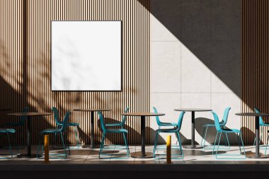 Deniz mavisi sandalyeli, yuvarlak masalı modern açık hava kafe sahnesi ve dikey ahşap duvarda boş kare maket posteri, markalaşma konsepti, üç boyutlu tasarım.