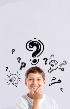Elleri çenesinde gülümseyen çocuk. Etrafı çizilmiş soru işaretleriyle çevrili. Gerçekçi tarzda.