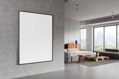 Tamamlanmamış minimalist oturma odasının iç tarafındaki çiğ beton duvarda boş çerçeveli poster modeli, şehir manzarası gösteren büyük pencereler, bütçe dışı yaşam kavramı. 3B Hazırlama