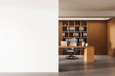 Ahşap masası, beyaz koltuğu ve rafı olan çağdaş ofis çalışma alanı, markalaşma konsepti için boş bir duvara dayanıyor. 3B Hazırlama