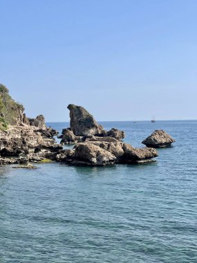 Kaya sahili ve mavi gökyüzü