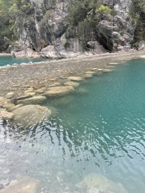 Dağlardan geçen taşlardan yapılmış bir yol.