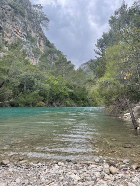Dağlardaki gök mavisi şeffaf nehir.