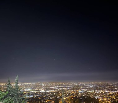 Gece aydınlanan büyük bir şehir manzarası