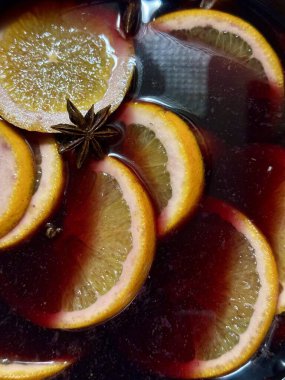 Portakal dilimleri ile mulled şarap