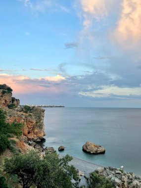 Kıyı şeridinde bulutlu bir gökyüzü