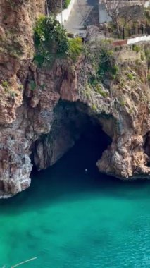 Adadaki güzel şehir ve mavi okyanus