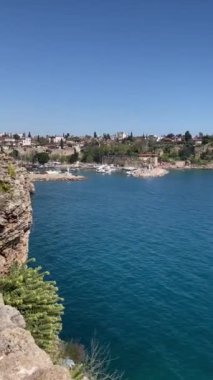 Okyanustaki bir ada ve mavi gökyüzü