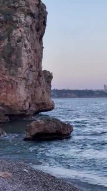 Kayalıklardaki dalgalı deniz