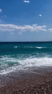 Okyanus kıyısında dalgalar ve güzel gökyüzü