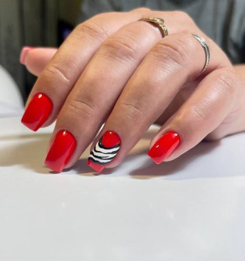 Kare çivilerde kırmızı manikür.