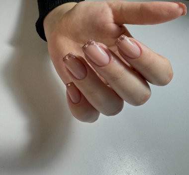 Tırnaklarında parıltı olan Fransızlar