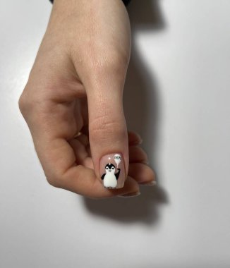 Penguen tasarımlı kısa tırnaklı hafif manikür.