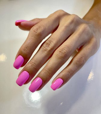 Kare çivilerde pembe manikür