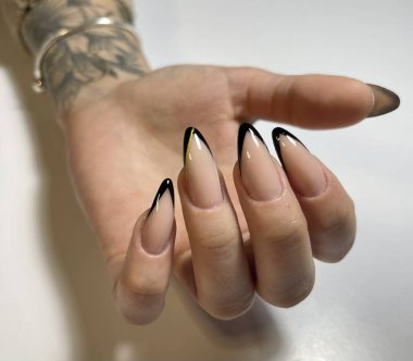 Keskin tırnaklı siyah Fransız manikürü.