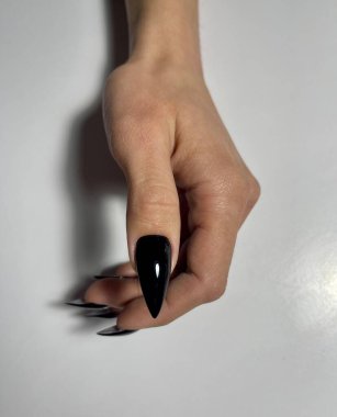 Çivili siyah manikür, stiletto şeklinde.