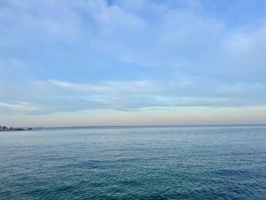 Bulutlu gökyüzü ve denizin güzel manzarası