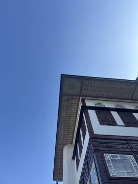 Mavi gökyüzüne karşı bir binanın parçası